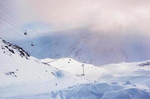 skipiste en kabelbaan op het skigebied Elbrus foto