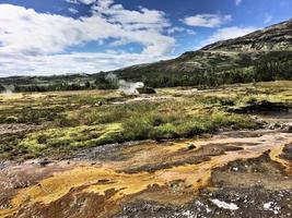 uitzicht op een geiser in ijsland foto