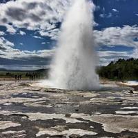 uitzicht op een geiser in ijsland foto