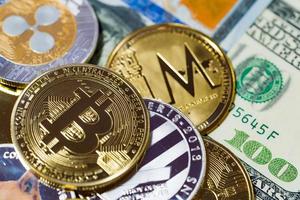 dogecoin doge, bitcoin, ethereum eth, binance munt, inbegrepen bij cryptocurrency munt op stapel 100 honderd nieuwe Amerikaanse dollar geld Amerikaanse virtuele blockchain technologie toekomst is geld close-up concept. foto