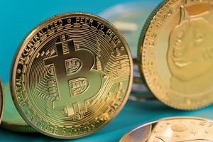 close-up gouden bitcoin btc dogecoin doge-groep inbegrepen bij cryptocurrency ethereum eth, stellair xlm-symbool virtuele blockchain-technologie toekomst is geldconcept en macrofotografie.