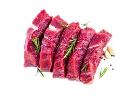 rauw vlees, biefstuk met kruiden op witte achtergrond, bovenaanzicht foto