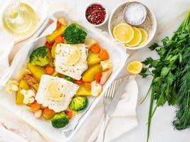 vis kabeljauw gebakken in de oven met groenten - gezonde voeding gezonde voeding. licht foto