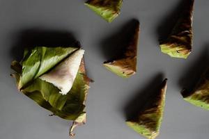 thaise zoete gegrilde kleefrijst met taro vulling, omwikkeld met bananenblad. foto