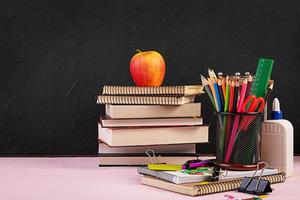 set van kleurrijke schoolbenodigdheden, boeken en notebooks. accessoires voor kantoorbenodigdheden. foto