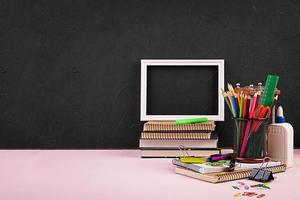 set van kleurrijke schoolbenodigdheden, boeken en notebooks. accessoires voor kantoorbenodigdheden. foto