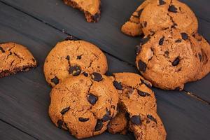 koekjes met chocolade op donkere houten achtergrond foto