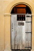 vintage houten deur op de gele muur achtergrond foto