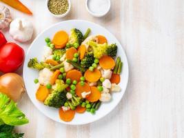 mix van gekookte groenten, stoomgroenten voor een caloriearm dieet foto