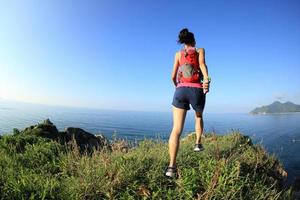 jonge fitness vrouw trail runner genieten van het uitzicht foto
