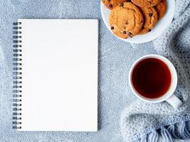 chocoladeschilferkoekjes met cacao, marshmallow. foto