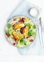 cyprus gebakken halloumi met gezonde salade. lchf, pegan, fodmap, paleo, scd, keto foto