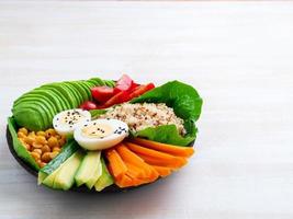 vegetarische buddha's bowl, een mix van groenten. foto