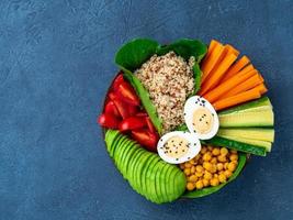 vegetarische buddha's bowl, een mix van groenten. foto