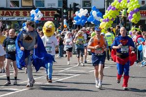 london, uk, 2005. hardlopers op de marathon van londen foto