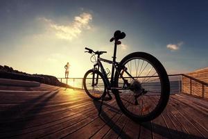 silhouet van sportman en mountainbike bij zonsondergang foto