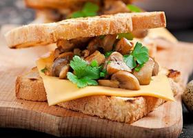 toast sandwich met champignons, kaas en peterselie, selectieve aandacht foto