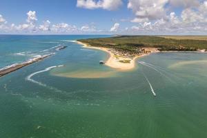 luchtfoto van gunga strand of praia do gunga, met zijn heldere water en kokospalmen, maceio, alagoas. noordoostelijke regio van brazilië. foto