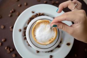 vrouw koffietafel drinken. vrouwen in café. foto