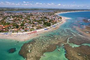 luchtfoto van de stranden van porto de galinhas, pernambuco, brazilië. natuurlijke zwembaden. fantastische vakantie reizen. geweldige strandscène. foto