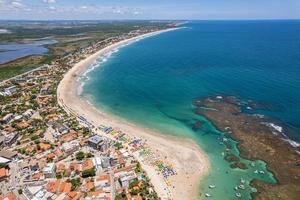 luchtfoto van de stranden van porto de galinhas, pernambuco, brazilië. natuurlijke zwembaden. fantastische vakantie reizen. geweldige strandscène. foto