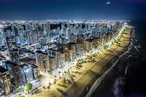 luchtfoto van boa viagem strand in recife, hoofdstad van pernambuco, brazilië 's nachts. foto