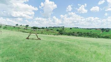 landbouwirrigatiesysteem op zonnige zomerdag. een luchtfoto van een centrale spil sprinklerinstallatie. foto