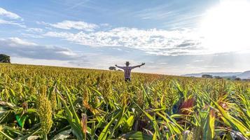 vrijheid braziliaanse boer man staat met dankbaarheid op de groene boerderij. foto