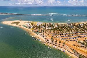 luchtfoto van gunga strand of praia do gunga, met zijn heldere water en kokospalmen, maceio, alagoas. noordoostelijke regio van brazilië. foto