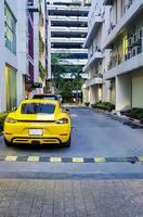 gele sportwagen geparkeerd in bangkok thailand. foto
