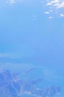 vliegen over thailand panoramisch uitzicht op eilanden stranden turquoise wateren. foto