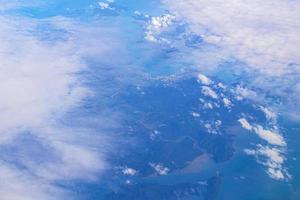 vliegen over thailand panoramisch uitzicht op eilanden stranden turquoise wateren.