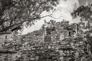 oude Maya-site met tempelruïnes piramides artefacten muyil mexico. foto