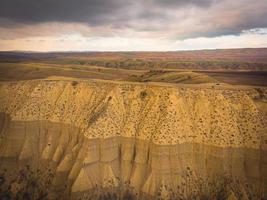 Luchtfoto schilderachtig uitzicht op Vashlovani National Park beschermd gebied landschap met jeep op de weg passeren op de voorgrond foto