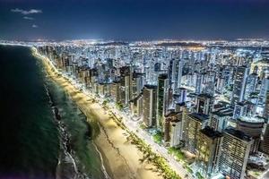 luchtfoto van boa viagem strand in recife, hoofdstad van pernambuco, brazilië 's nachts. foto