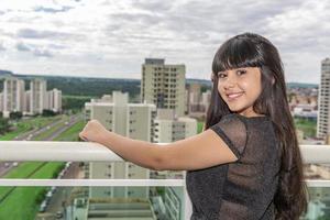 jonge vrouw op het balkon van het gebouw foto