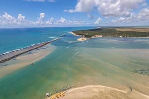 luchtfoto van gunga strand of praia do gunga, met zijn heldere water en kokospalmen, maceio, alagoas. noordoostelijke regio van brazilië. foto