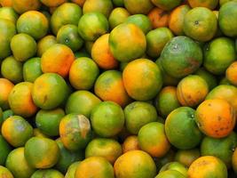 stapel mandarijnen te koop in de markt foto
