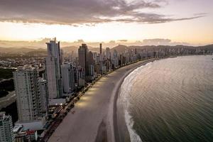 antenne van balneario camboriu, santa catarina, brazilië bij zonsondergang. foto