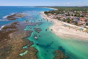 luchtfoto van de stranden van porto de galinhas, pernambuco, brazilië. natuurlijke zwembaden. fantastische vakantie reizen. geweldige strandscène. foto