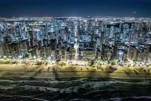 luchtfoto van boa viagem strand in recife, hoofdstad van pernambuco, brazilië 's nachts. foto