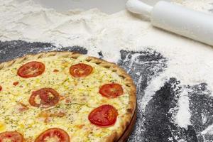 concept van voorbereiding van pizza's in een pizzeria of thuis. gastronomische pizza. traditionele braziliaanse mozzarella pizza. foto