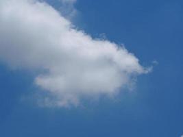 cumulus witte wolken in de blauwe lucht natuurlijke achtergrond mooie natuur ruimte om te schrijven foto