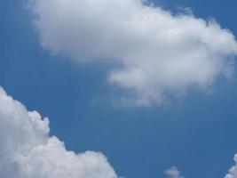 cumulus witte wolken in de blauwe lucht natuurlijke achtergrond mooie natuur ruimte om te schrijven foto
