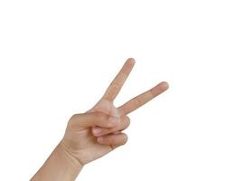 close-up Aziatische vrouwelijke hand in een schaargebaar, nummer twee, zegevierend gebaar, teken vinger arm en hand geïsoleerd op een witte achtergrond kopie ruimtesymbool foto