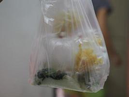 pittige tom yam varkensnoedelsoep met citroengras, kil geplakt en limoensap in plastic doorzichtige zak, thais eten om mee naar huis te nemen foto