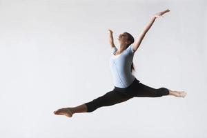 vrouwelijke balletdanser springen in de lucht foto