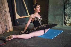 ballerina zittend op de warming-up backstage