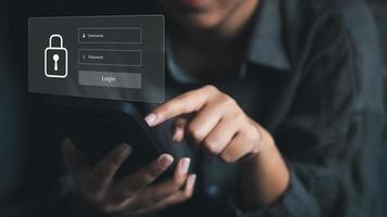 concept van cyberbeveiliging, gebruikerstype login en wachtwoord, persoonlijke gegevens van gebruikers veilig houden, codering, beveiligde internettoegang, cyberbeveiliging. foto