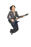 uitvoerende vrouw die met gitaar springt foto